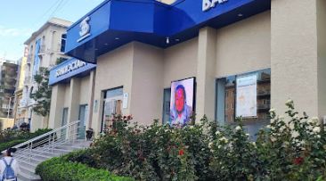 Erkak va trans ayol ayolni sikadi Mushuk ichida bir tangada porno sikish